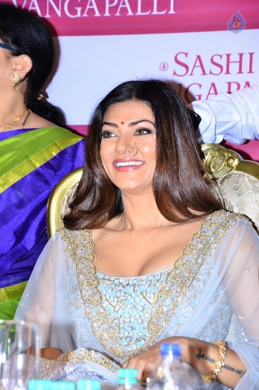 Actress Sushmita Sen Photos - 14 / 19 photos