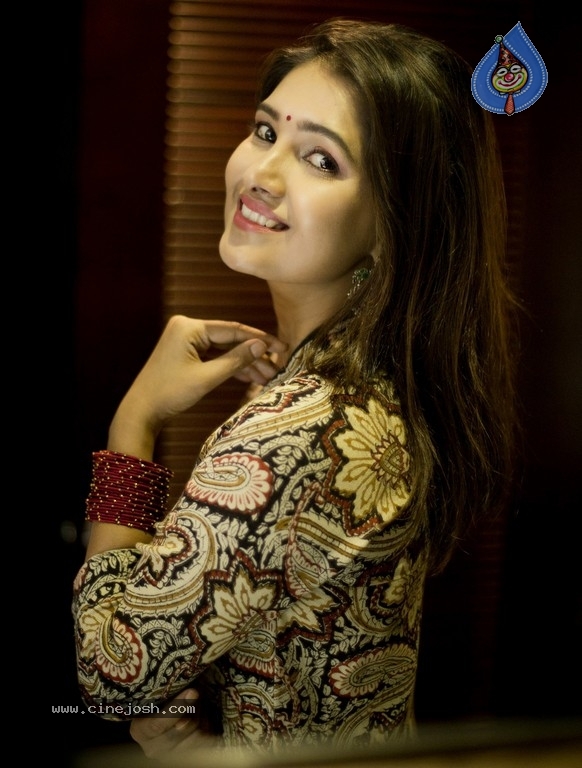 Actress Vani Bhojan Photoshoot - 9 / 16 photos