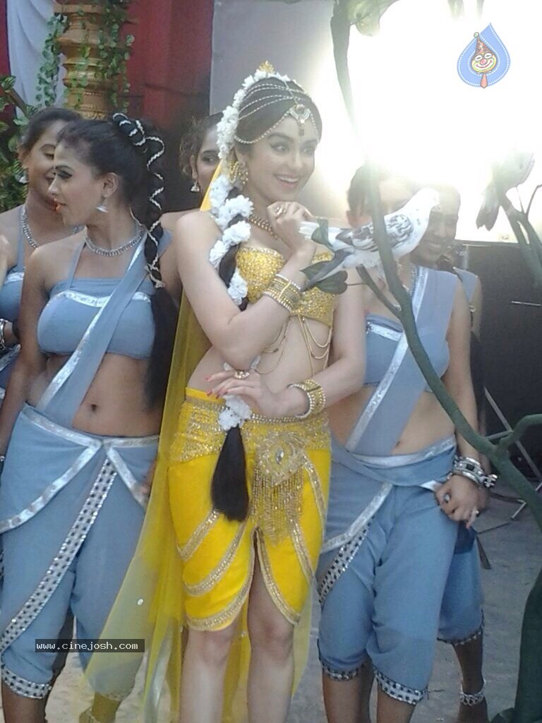 Adah Sharma at Rana Vikrama Sets - 5 / 11 photos