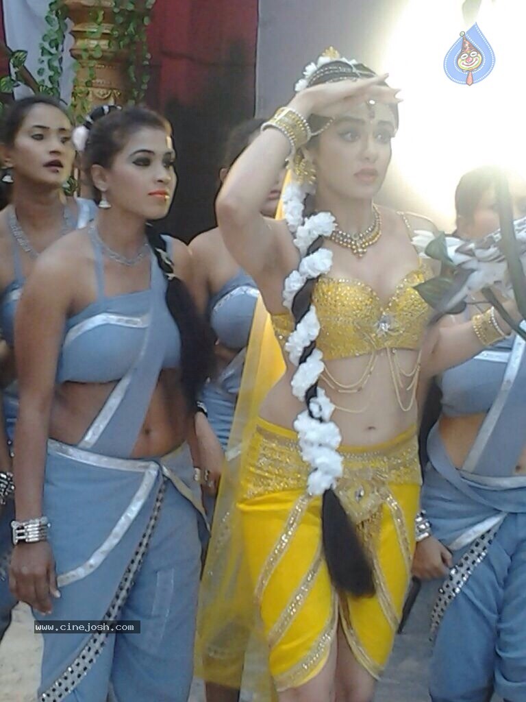 Adah Sharma at Rana Vikrama Sets - 8 / 11 photos