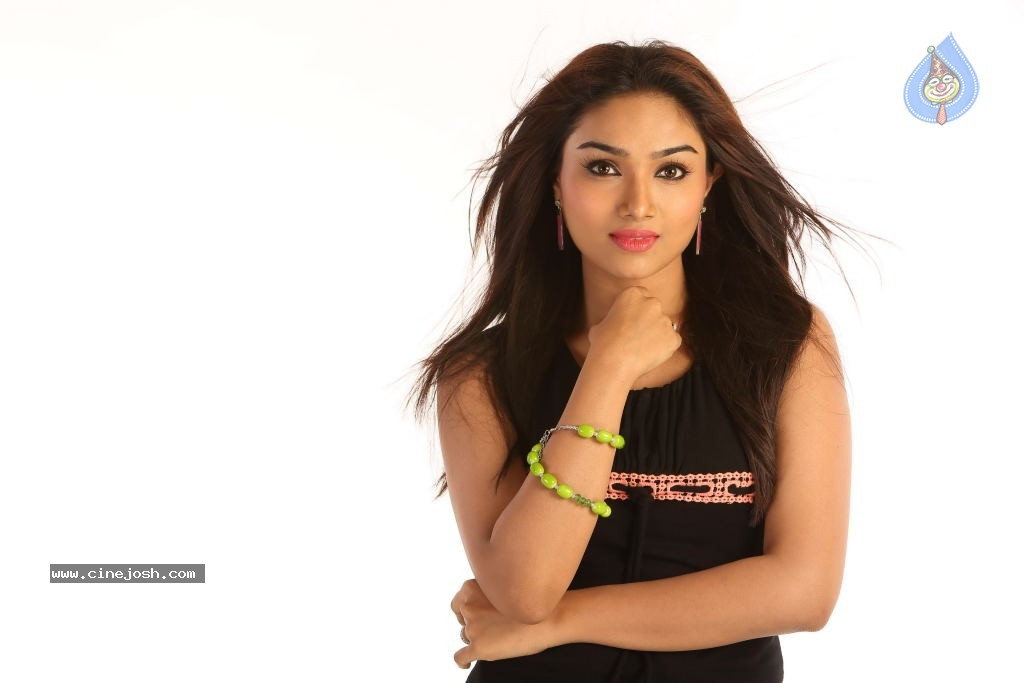 Aishwarya Devan Stills - 3 / 12 photos