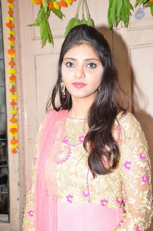 Aishwarya Gorak Latest Photos - 14 / 19 photos