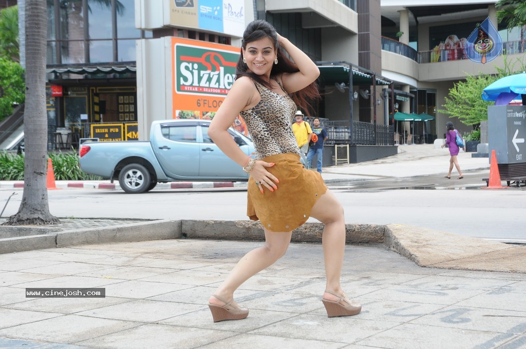 Aksha Hot Gallery - 7 / 66 photos