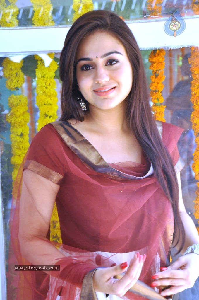 Aksha Latest Stills - 9 / 72 photos