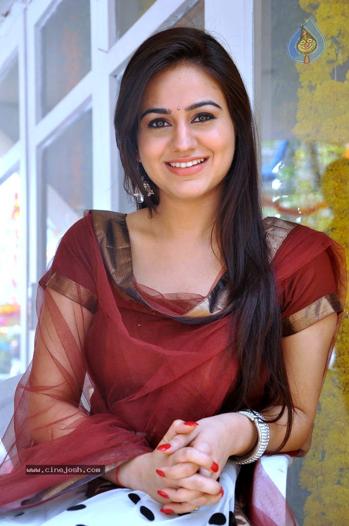 Aksha Latest Stills - 17 / 72 photos