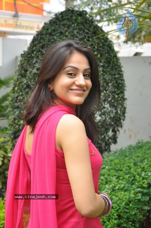 Aksha New Stills - 12 / 58 photos