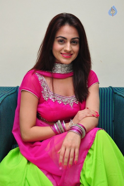 Aksha Photos - 5 / 34 photos