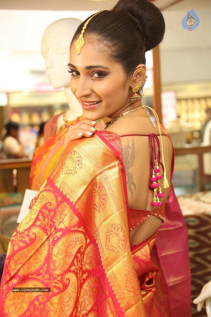 Alankrita Sahai Stills - 10 / 57 photos