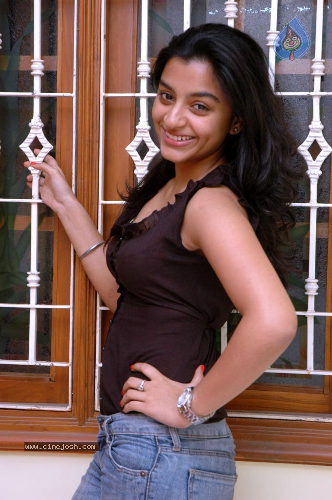 Alisha Hot Stills - 5 / 45 photos