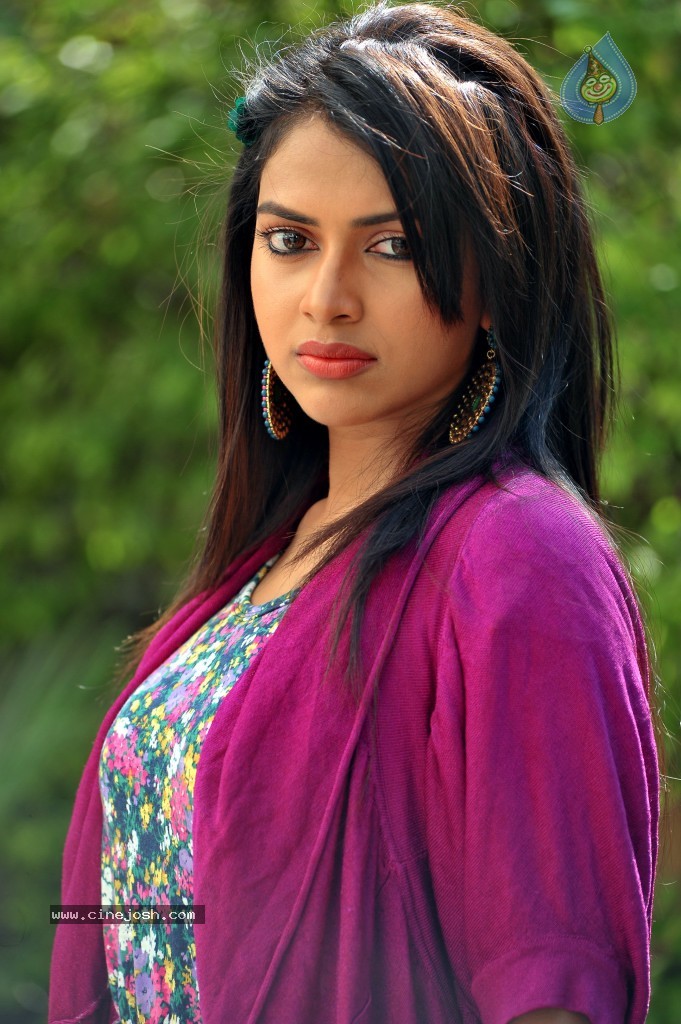 Amala Paul Hot Gallery - 8 / 52 photos