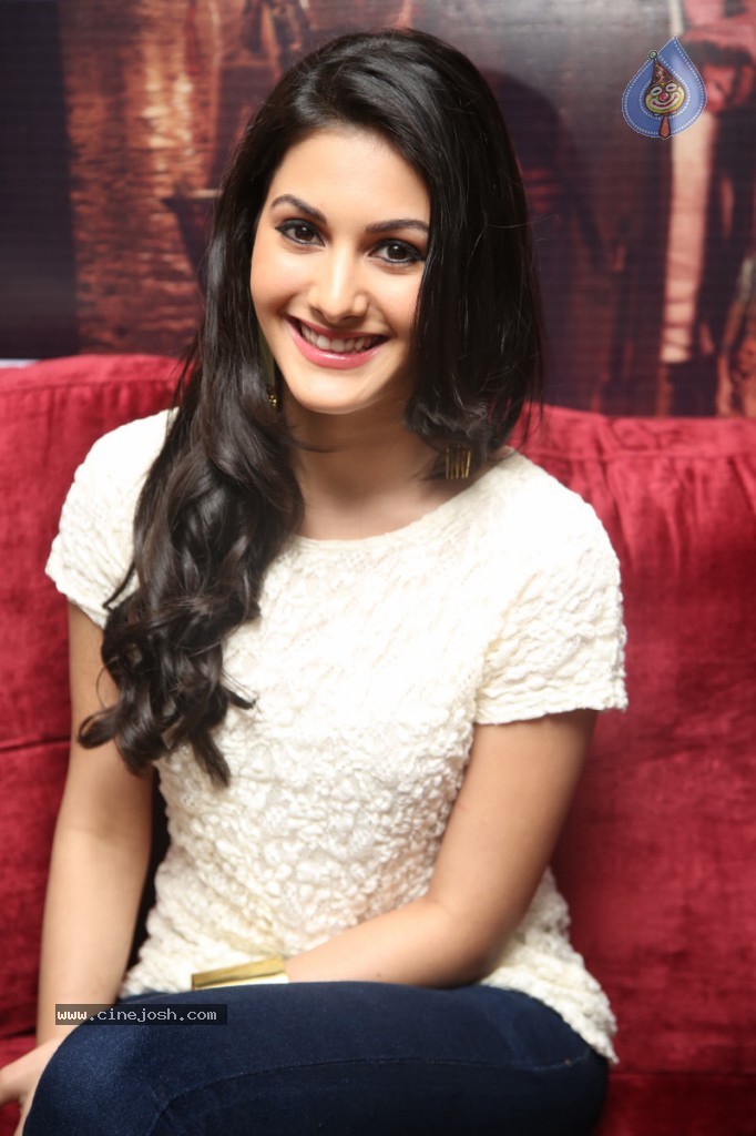 Amyra Dastur Stills - 7 / 47 photos