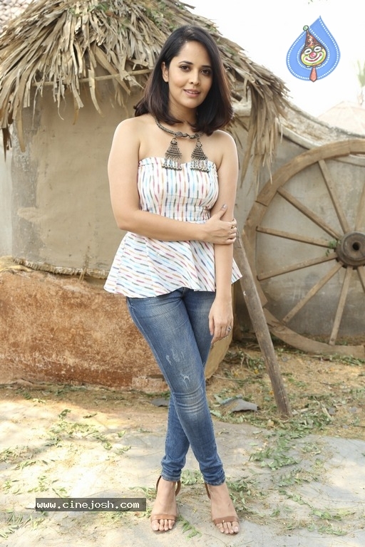 Anasuya Bharadwaj Latest Pics - 4 / 19 photos