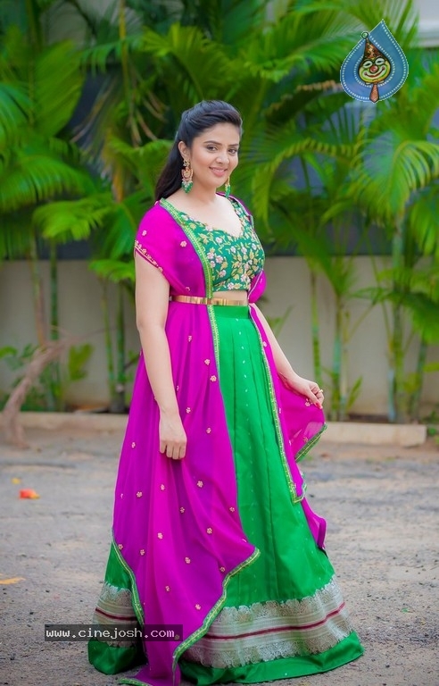 Anchor Sreemukhi New Photos - 7 / 8 photos