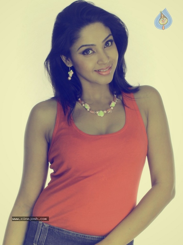 Angana Roy New Stills - 5 / 18 photos