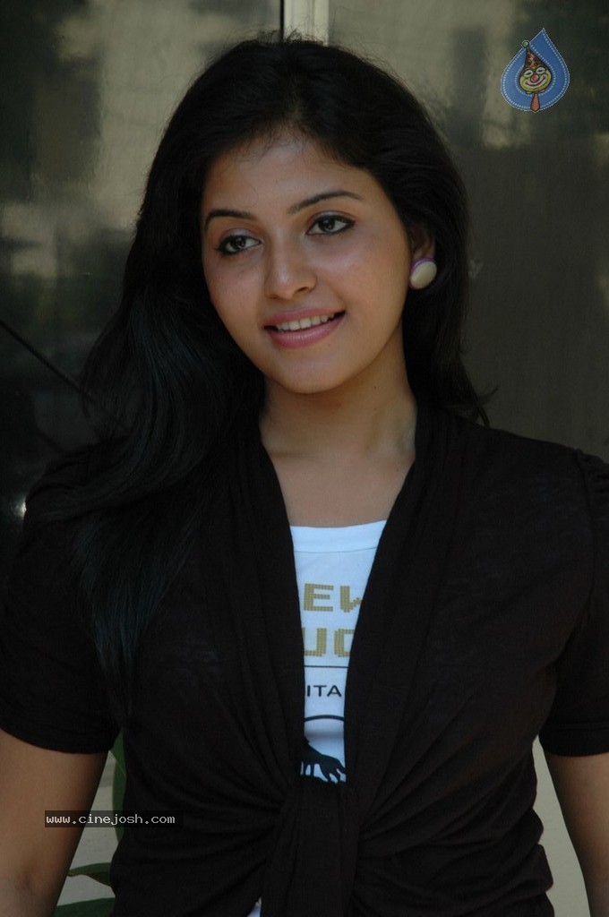 Anjali Latest Stills - 20 / 41 photos