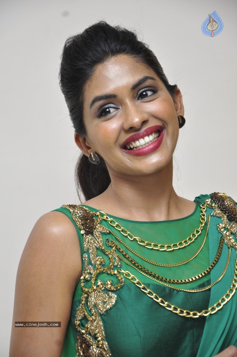 Anjali Patil Stills - 18 / 51 photos