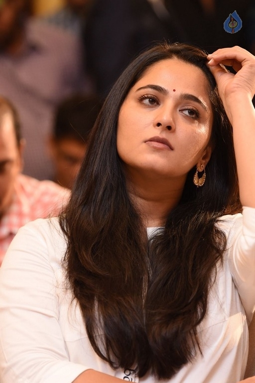 Anushka at Baahubali Press Meet - 15 / 42 photos