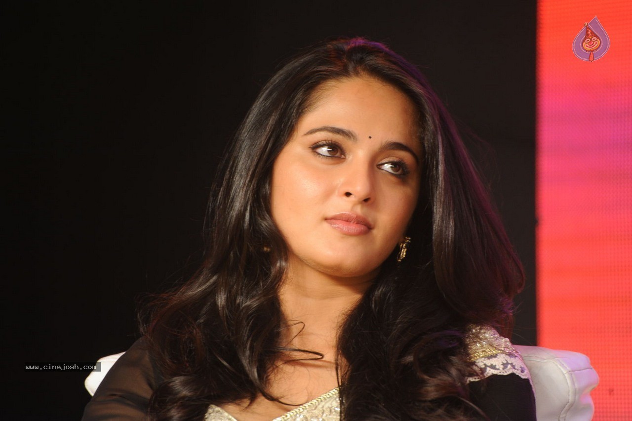 Anushka at Lingaa Audio SM - 20 / 45 photos