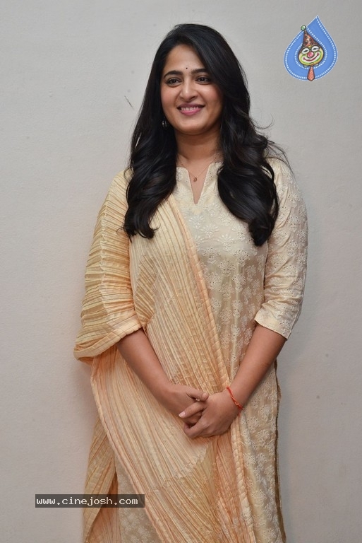 Anushka Latest Stills - 10 / 14 photos