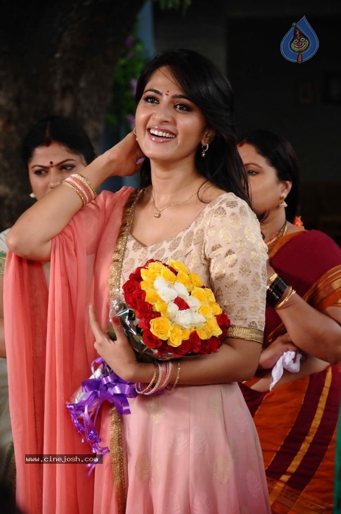 Anushka Stills in Dhamarukam - 8 / 36 photos