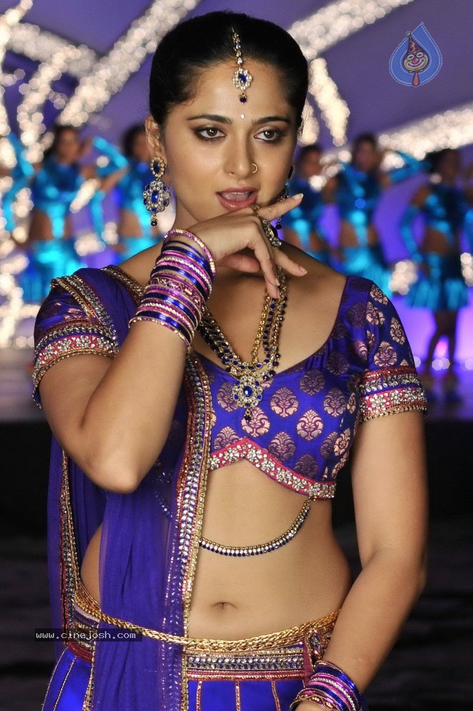 Anushka Stills in Dhamarukam - 15 / 36 photos