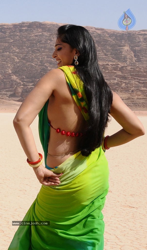 Anushka Stills in Ragada Movie - 13 / 23 photos