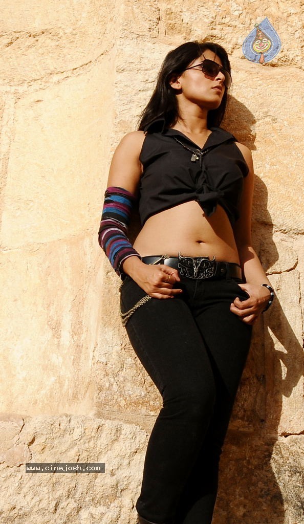 Anushka Stills in Ragada Movie - 17 / 23 photos