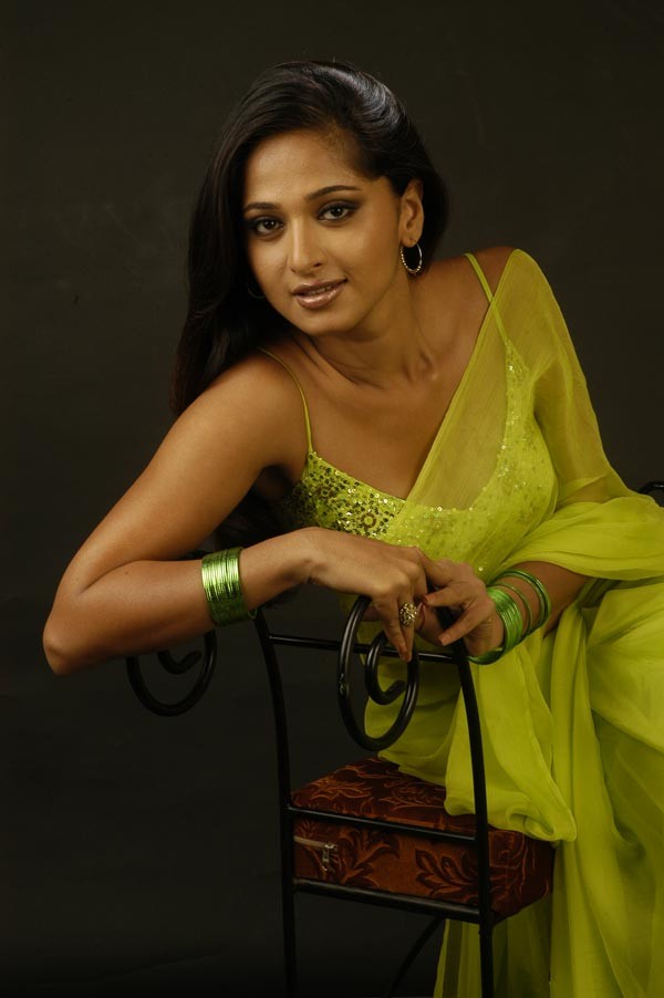 Anushka Gallery - 14 / 32 photos