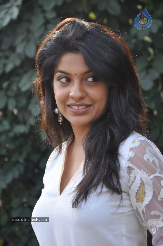 Archana Kavi Stills - 7 / 75 photos