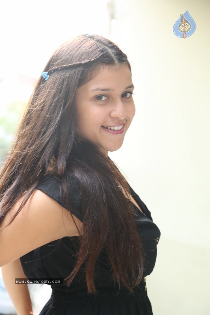 Barbie Handa New Stills - 7 / 125 photos