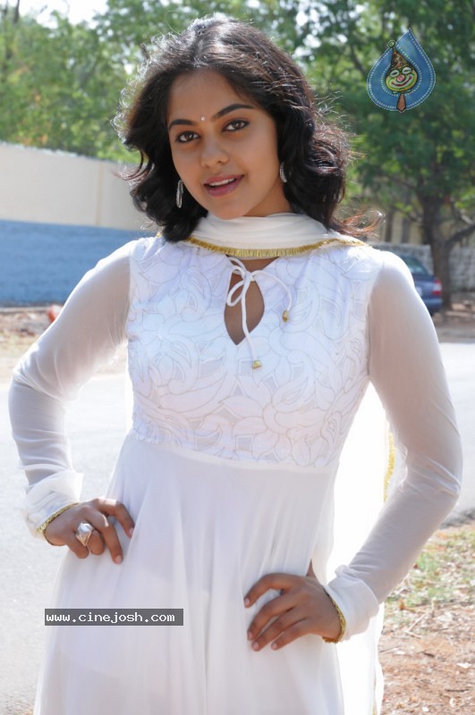 Bindu Madhavi - Prati Roju Movie - 5 / 57 photos