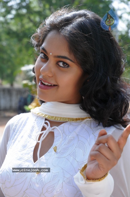 Bindu Madhavi - Prati Roju Movie - 6 / 57 photos