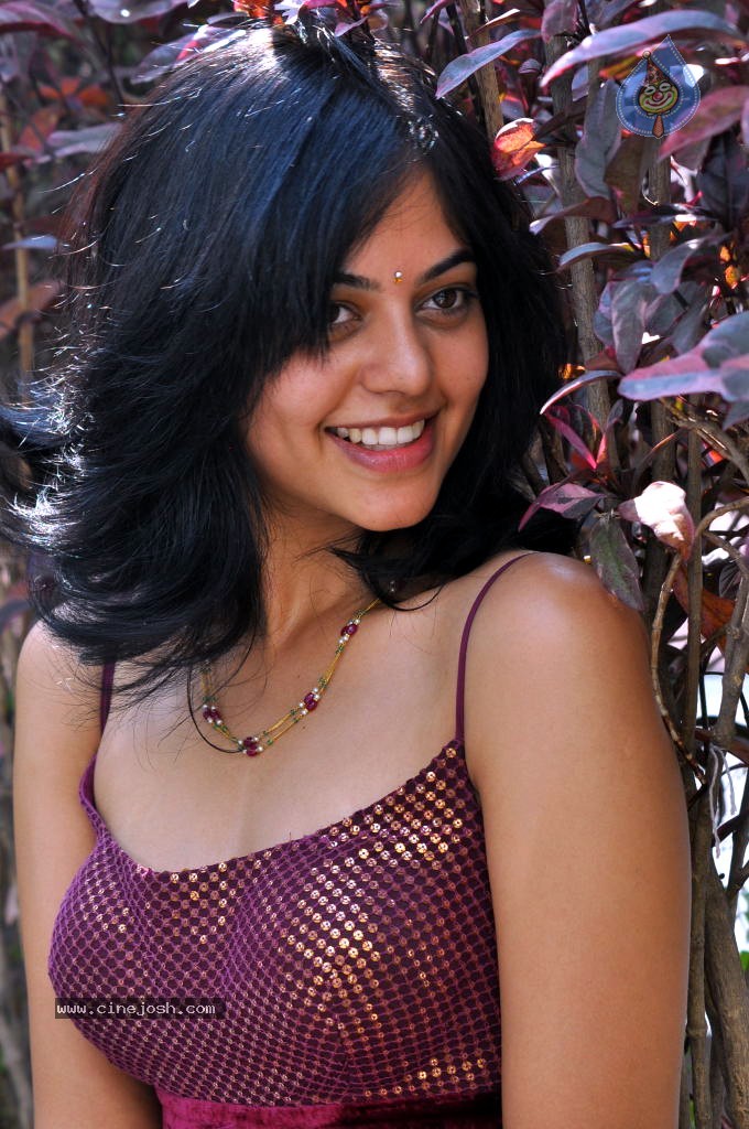 Bindu Madhavi Stills - 5 / 78 photos