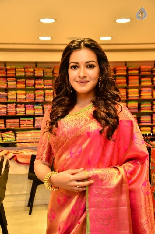 Catherine Tresa New Pics - 18 / 26 photos