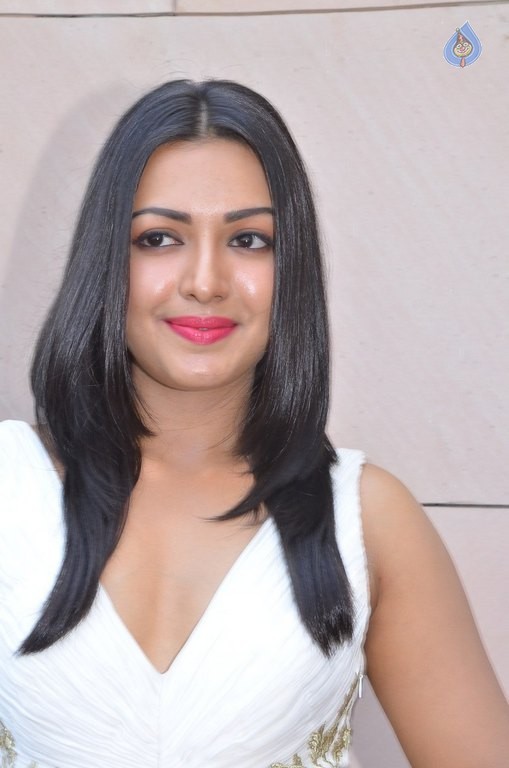 Catherine Tresa New Pics - 9 / 40 photos