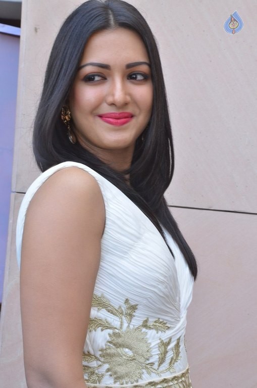 Catherine Tresa New Pics - 16 / 40 photos