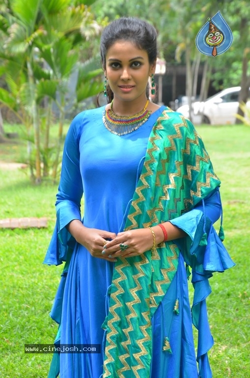 Chandini Tamilarasan Photos - 7 / 15 photos