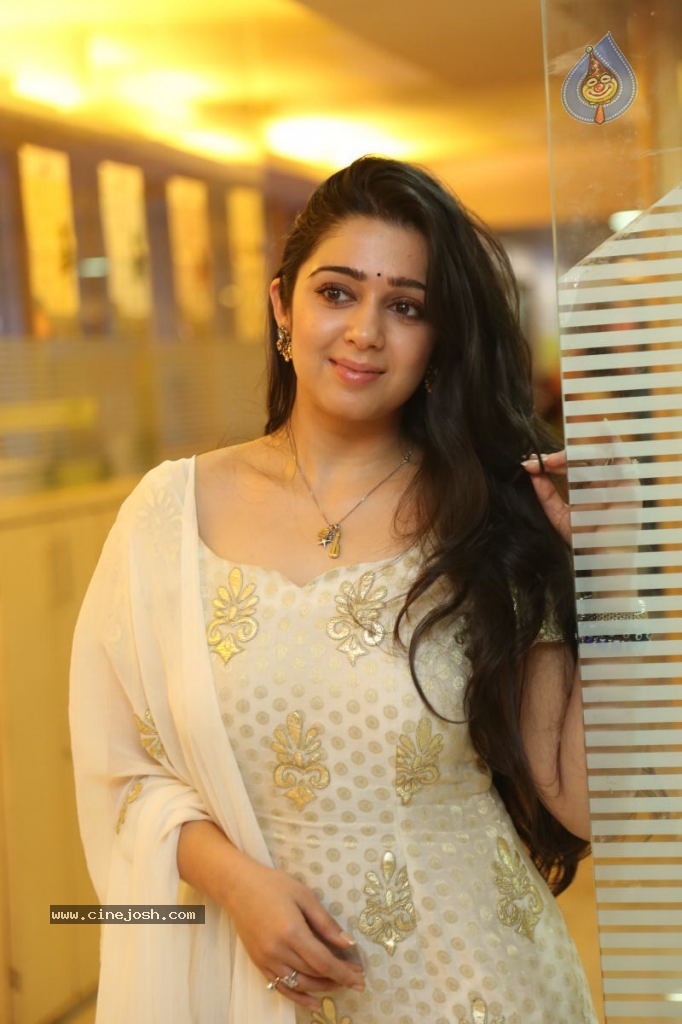 Charmi New Images - 17 / 43 photos