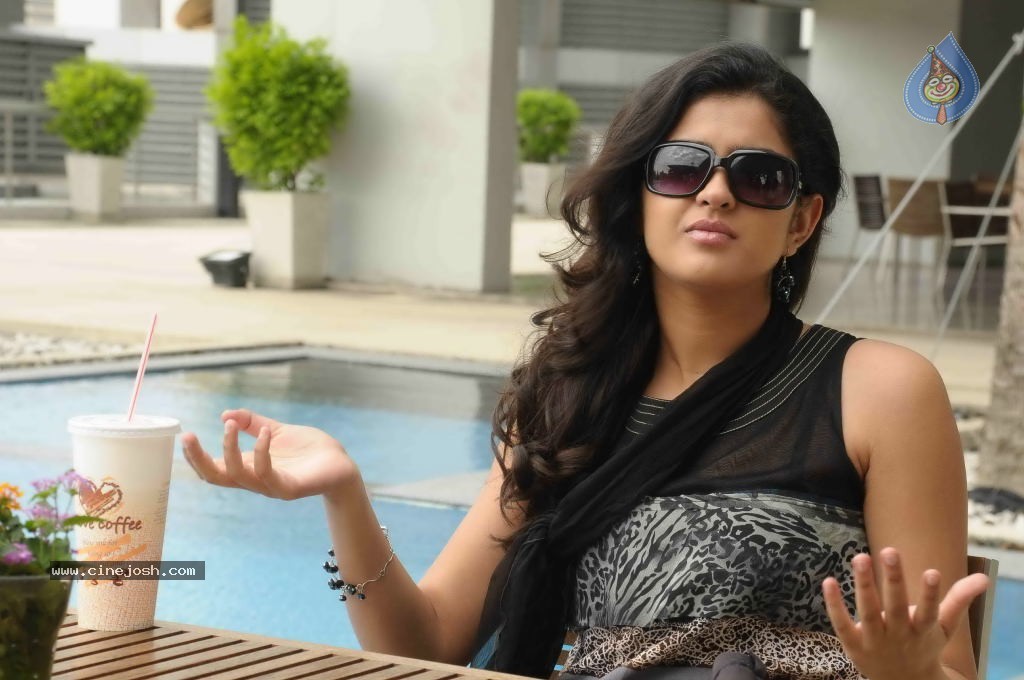 Deeksha Seth Hot Gallery - 8 / 61 photos