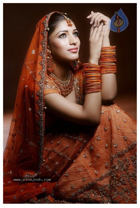 Divya Bhandari Hot Stills - 12 / 25 photos