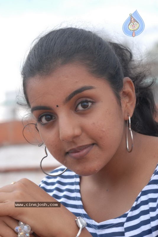 Divya Nagesh New Stills - 5 / 23 photos