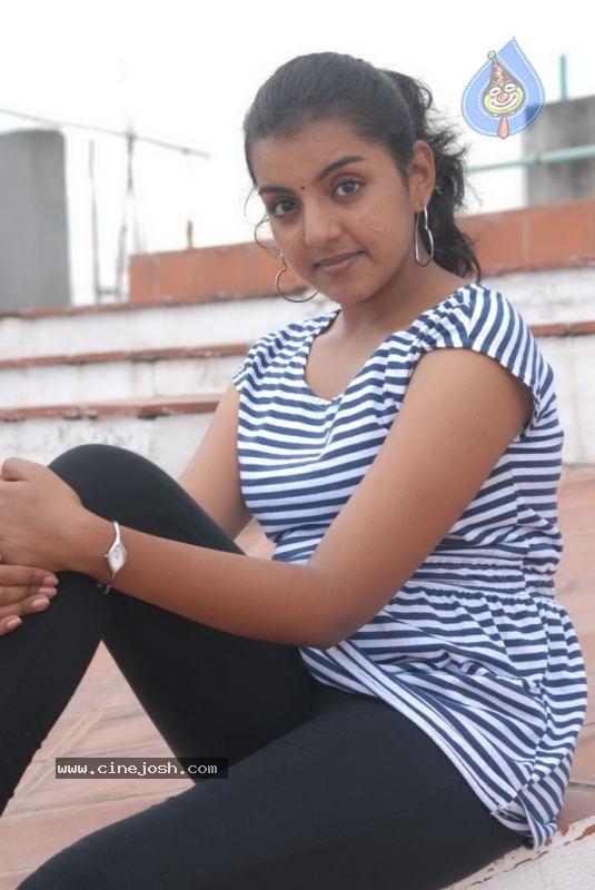 Divya Nagesh New Stills - 11 / 23 photos