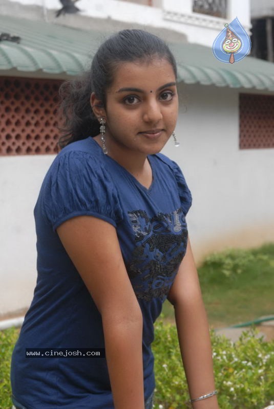 Divya Nagesh New Stills - 13 / 23 photos