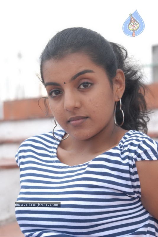 Divya Nagesh New Stills - 14 / 23 photos