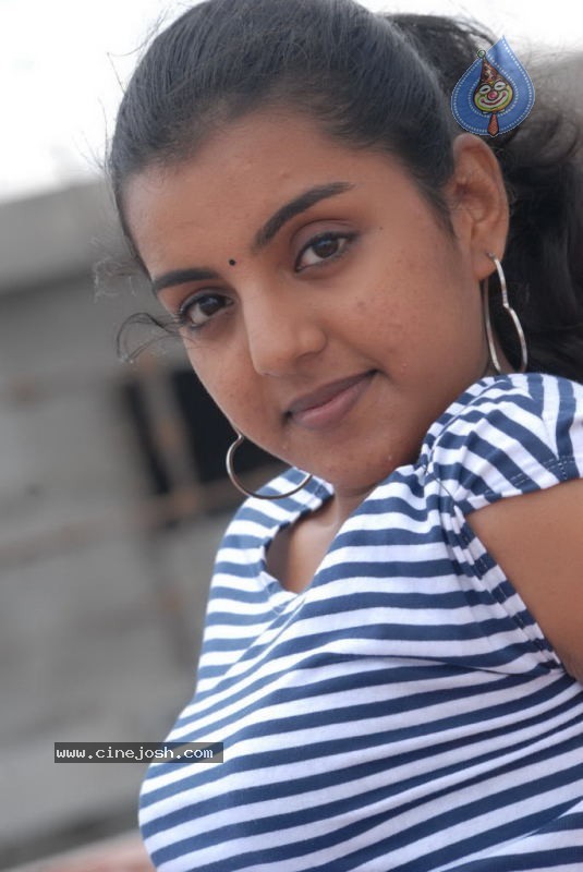 Divya Nagesh New Stills - 16 / 23 photos