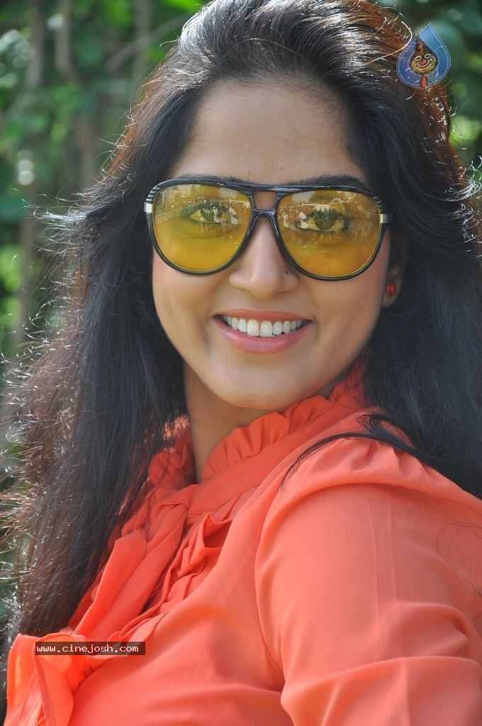 Divya Singh Stills - 16 / 61 photos