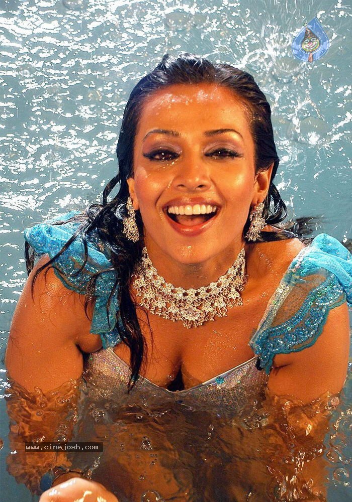 Flora Saini Hot Gallery - 5 / 16 photos