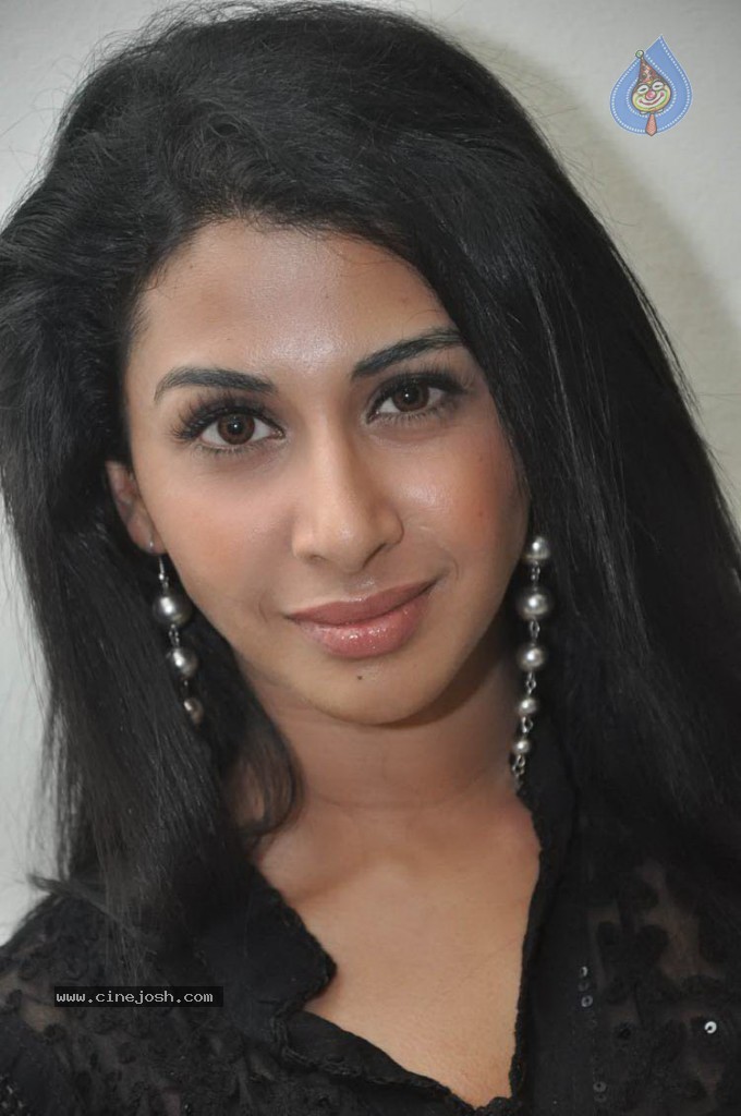 Gayatri Iyer New Stills - 17 / 53 photos