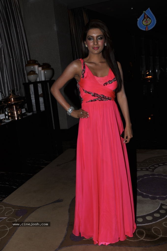 Geeta Basra New Stills - 12 / 50 photos