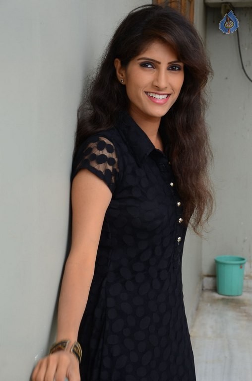 Geethanjali New Pics - 10 / 13 photos